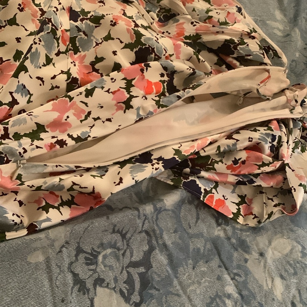 CINQ A SEPT
Silk Garden Bloom Julissa Gown Cinq a Sept color Multi/Floral Dress - Picture 12 of 16